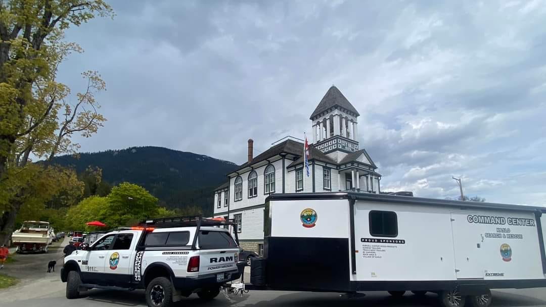 KSAR Command Passing by Kaslo Town Hall